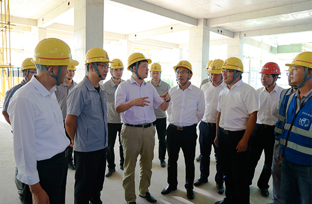 住建部工程質(zhì)量安全監(jiān)管司副司長(zhǎng)陳波調(diào)研頂琇西北湖B區(qū)項(xiàng)目