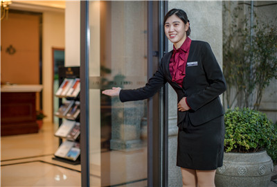 微笑在臉，服務(wù)記心