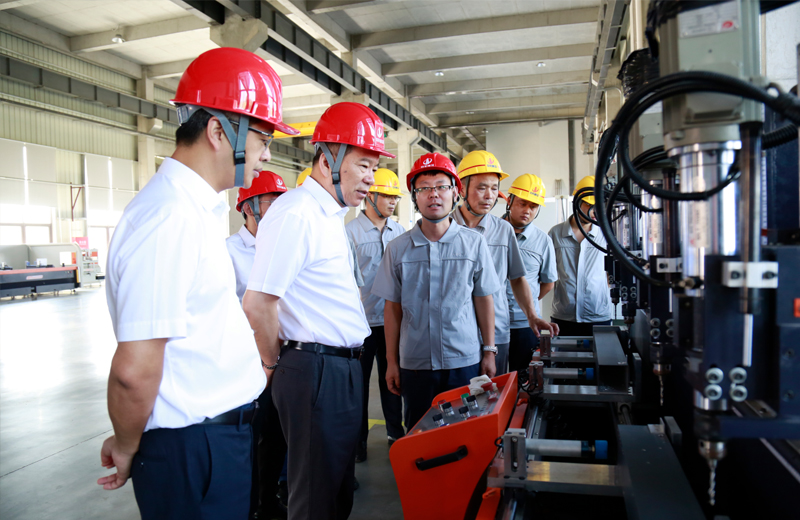 2019年8月5日，中天控股集團董事長樓永良帶領產(chǎn)業(yè)發(fā)展部副總經(jīng)理呂劍、技術發(fā)展部總經(jīng)理助理龔旭峰來到武漢檢查走訪中天六建，建設集團總裁兼中天六建總經(jīng)理吳海濤陪同。
