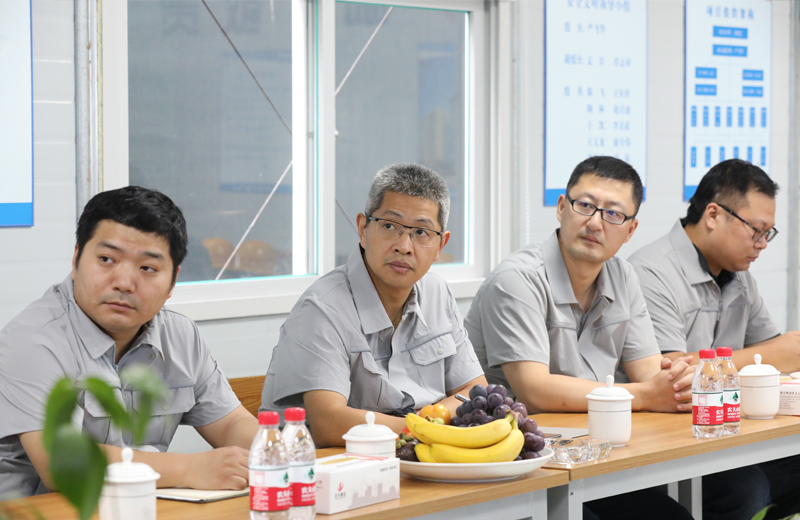 2019年8月12-13日，中天建設(shè)集團(tuán)總裁吳海濤帶領(lǐng)集團(tuán)財(cái)務(wù)風(fēng)控部副總經(jīng)理陳劍、市場(chǎng)企管部總經(jīng)理助理李紅燕等一行來(lái)到沈陽(yáng)檢查走訪中天東北公司，并對(duì)直營(yíng)項(xiàng)目管理進(jìn)行巡查。