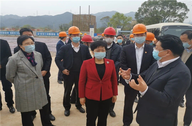 浙江省副省長陳奕君一行到中天二建東陽市南馬鎮(zhèn)西區(qū)污水處理廠二期項(xiàng)目調(diào)研防疫復(fù)工工作