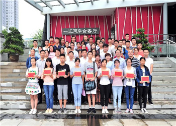 8年，800多名學(xué)生，800多個(gè)夢(mèng)想，中天陜西助學(xué)圓你求學(xué)夢(mèng)！