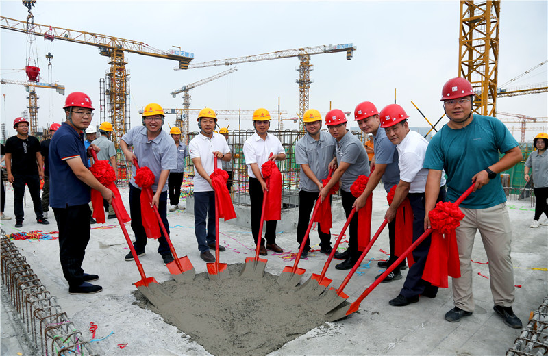 8月17日，中天北京集團(tuán)中海首鋼園金裕雅苑項目舉行封頂儀式。