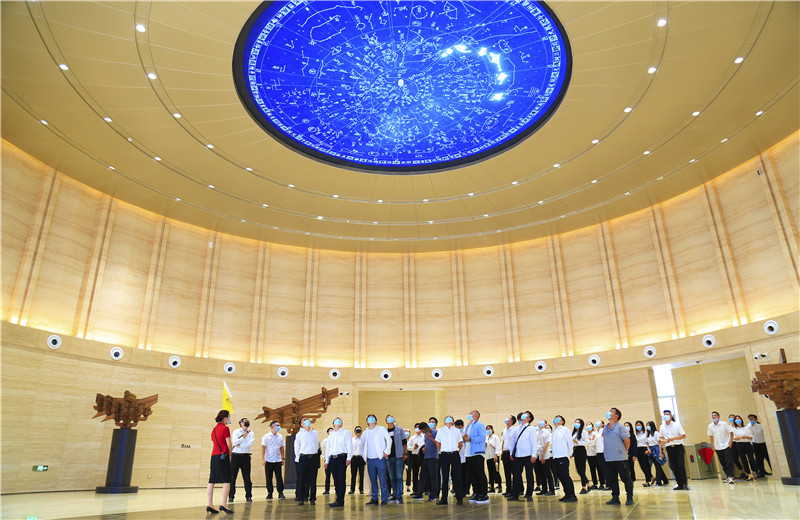 2020中秋來臨之際，中天六建機(jī)關(guān)150余名員工參觀學(xué)習(xí)中國建筑科技館，共同探索建筑之美。