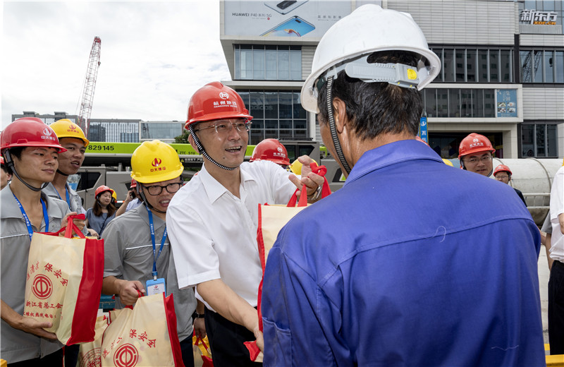 2020年8月6日，浙江省人大常委會副主任、省總工會主席史濟(jì)錫，省總工會黨組書記、副主席張才方一行到中天城軌杭州地鐵SG10-6標(biāo)文三路站高溫慰問。