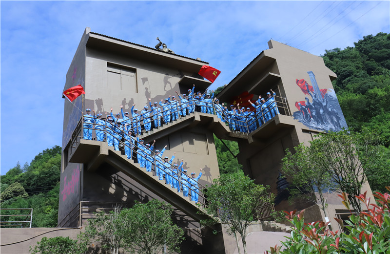 2021年6月19日至20日，西南公司黨支部組織全體黨員、預(yù)備黨員、流動黨員36人到夾金山舉行“發(fā)揚(yáng)紅軍精神 營造中天風(fēng)氣”活動，重走長征路。