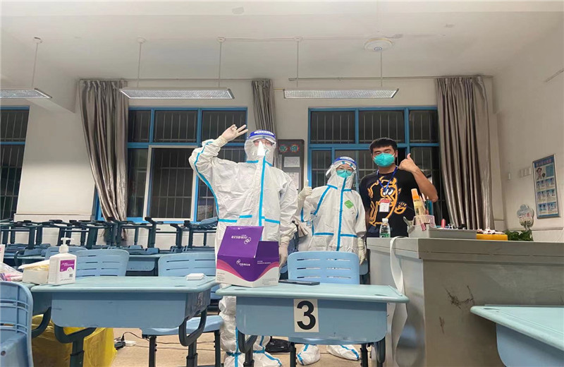 2021年7月29日,中天三建南京融創(chuàng)G86項(xiàng)目部積極響應(yīng)政府號召，第一時間組織志愿服務(wù)團(tuán)隊(duì)奔赴月苑路第一小學(xué)監(jiān)測點(diǎn)，承擔(dān)起核酸檢測流程引導(dǎo)、秩序維護(hù)、人員信息采集登記工作。