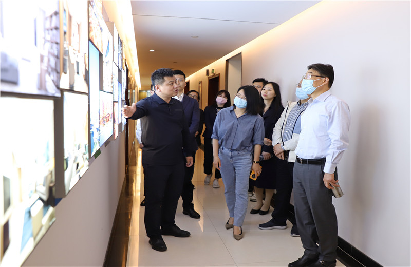 5月17日，杭州市上城區(qū)區(qū)委常委黃利文一行到中天精誠裝飾走訪調(diào)研，并聽取了中天精誠裝飾總經(jīng)理斯杭東關(guān)于業(yè)務(wù)承接、疫情防控等方面的匯報。