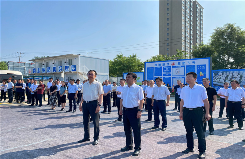 2022年7月24日，青島市委常委、膠州市委書記張新竹一行蒞臨中天建設(shè)集團(tuán)膠東分公司綠城鳳起潮鳴A區(qū)項目工地，對項目現(xiàn)場進(jìn)行實地觀摩。
