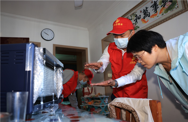 2022年11月1日，中天二建嘉興分公司志愿者帶上大米、食用油及他們的“微心愿”微波爐、電烤箱、空氣炸鍋、電磁爐等來到菱香坊、煙雨苑、江南新家園等小區(qū)慰問因工致殘的困難居民。