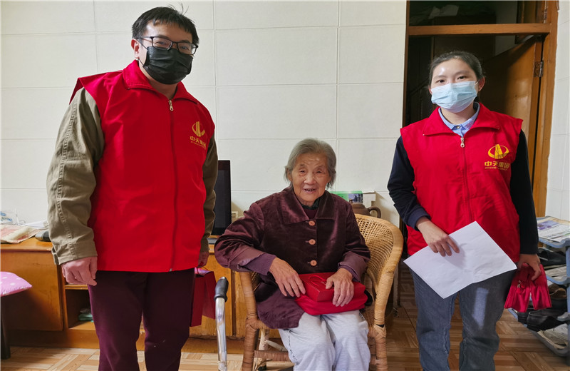 2022年10月，中天精誠裝飾組織志愿者開展“健康敲門”活動。