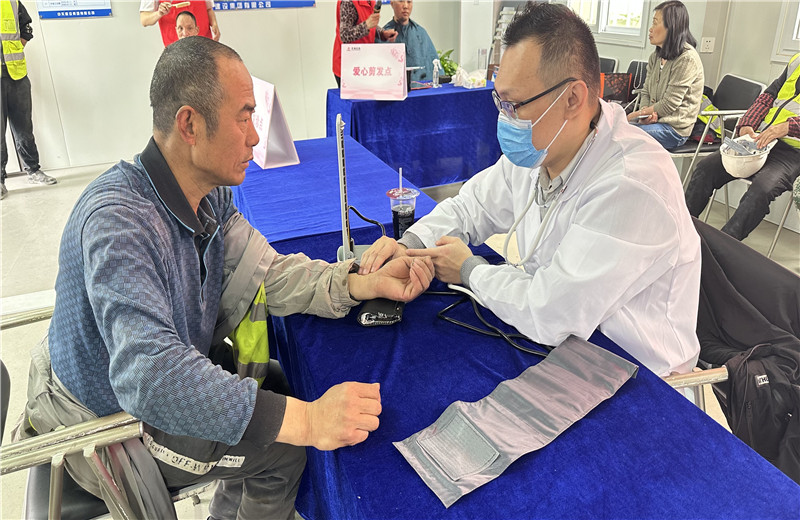 五一前夕，天津公司組織開(kāi)展為項(xiàng)目一線職工提供愛(ài)心剪發(fā)、愛(ài)心義診、愛(ài)心贈(zèng)飲、愛(ài)心咨詢、愛(ài)心加餐服務(wù)，給工友們送去了勞動(dòng)節(jié)的問(wèn)候。