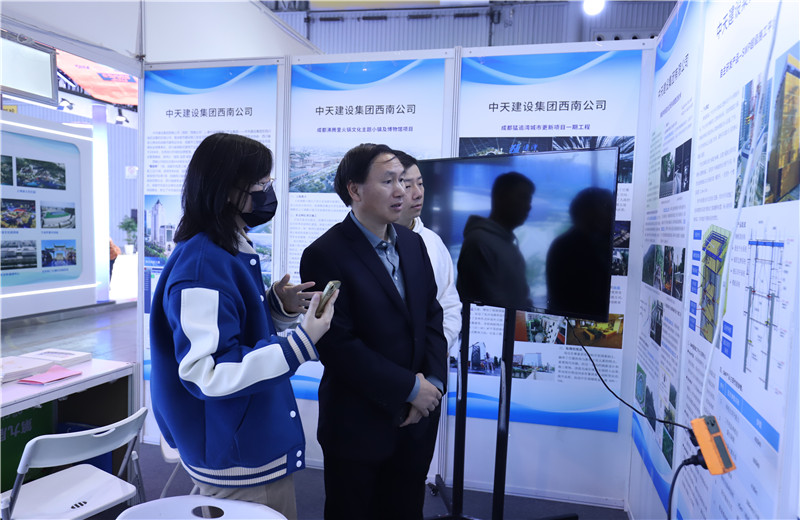 2023年11月16日至18日第三屆川渝住房城鄉(xiāng)建設(shè)博覽會(huì)在成都召開，西南公司攜集團(tuán)SWP自主研發(fā)鋼平臺(tái)提升技術(shù)、鋼結(jié)構(gòu)棧道全過程關(guān)鍵建造技術(shù)參加會(huì)議。