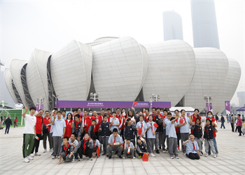 中天志愿者帶特殊兒童走進(jìn)杭州運(yùn)會(huì)場(chǎng)館